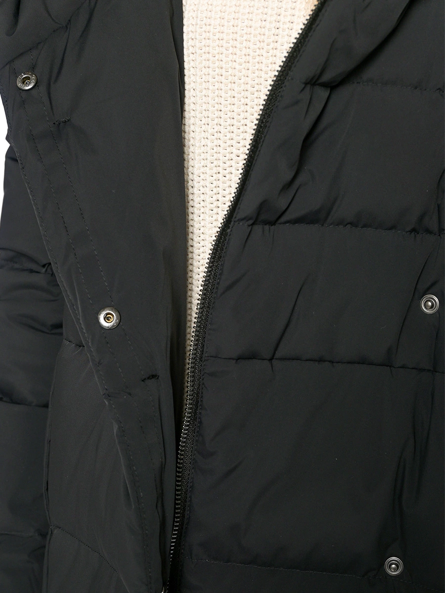 Черное пуховое пальто с капюшоном